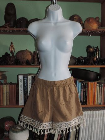 short beige avec dorure