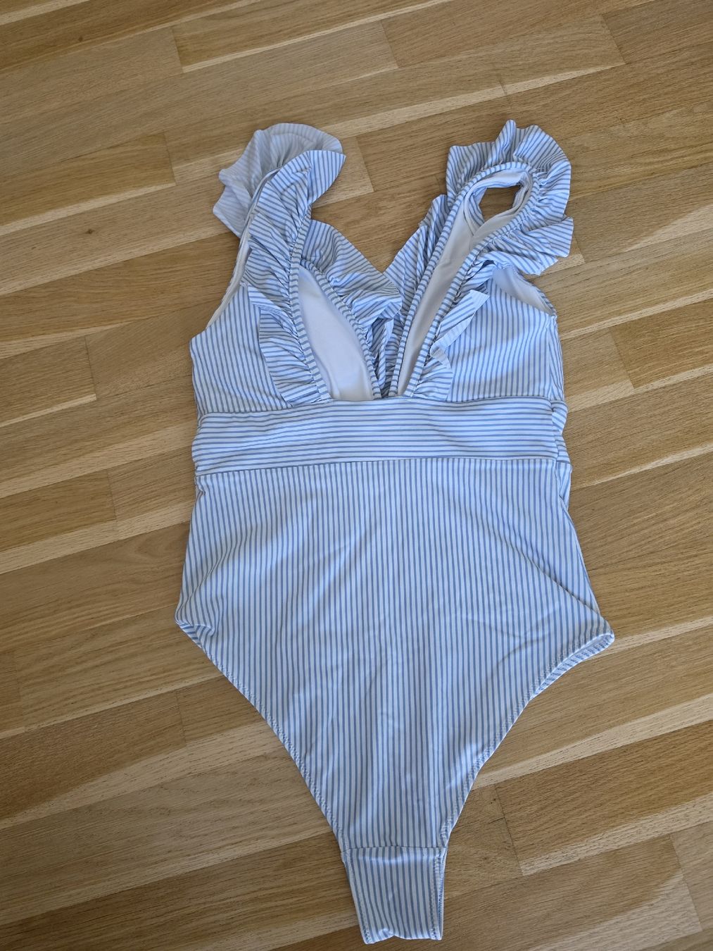 H&M Costumi da bagno & Bikini: Sommerlicher Badeanzug mit Rüschen - gestreift, Grösse M – Usato da Affoltern am Albis venduto da Ebruli89 1