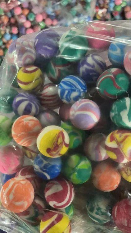 Giocattoli: 400 Springbälle Flummis Gummibälle – Nuovo e nell'imballaggio originale da Safenwil venduto da Hoettu
