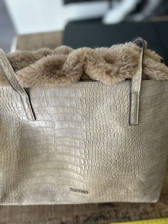 Emily & Noah Handtasche Kroko-Optik mit Fellrand - Neu