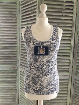 Top blanc motifs bleus & bouton bois NEW