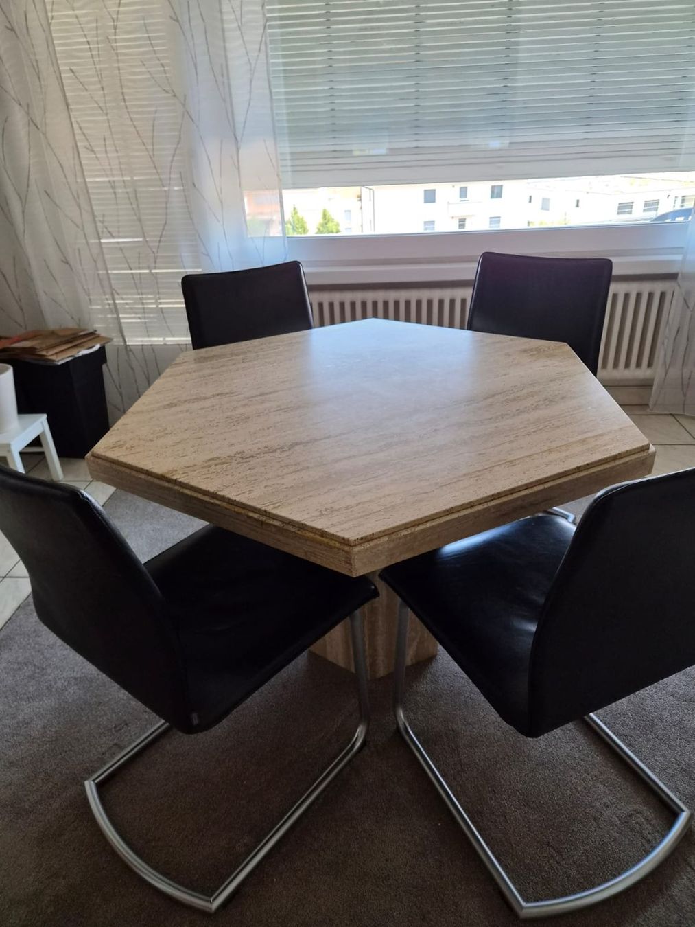 Tischset: Marmor Esstisch mit 4 Lederstühlen – Gebraucht aus Hergiswil NW von Soundforyou