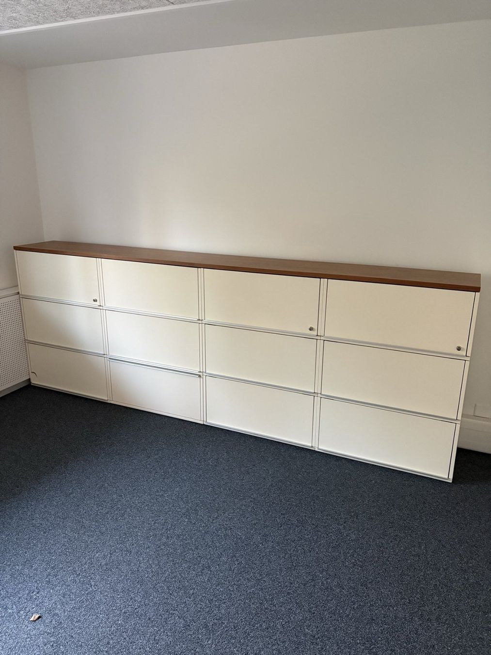 Buffets: Sideboard weiss mit Nussbaum-Platte, 320 cm – D'occasion à Zürich par pda_6bgz 1