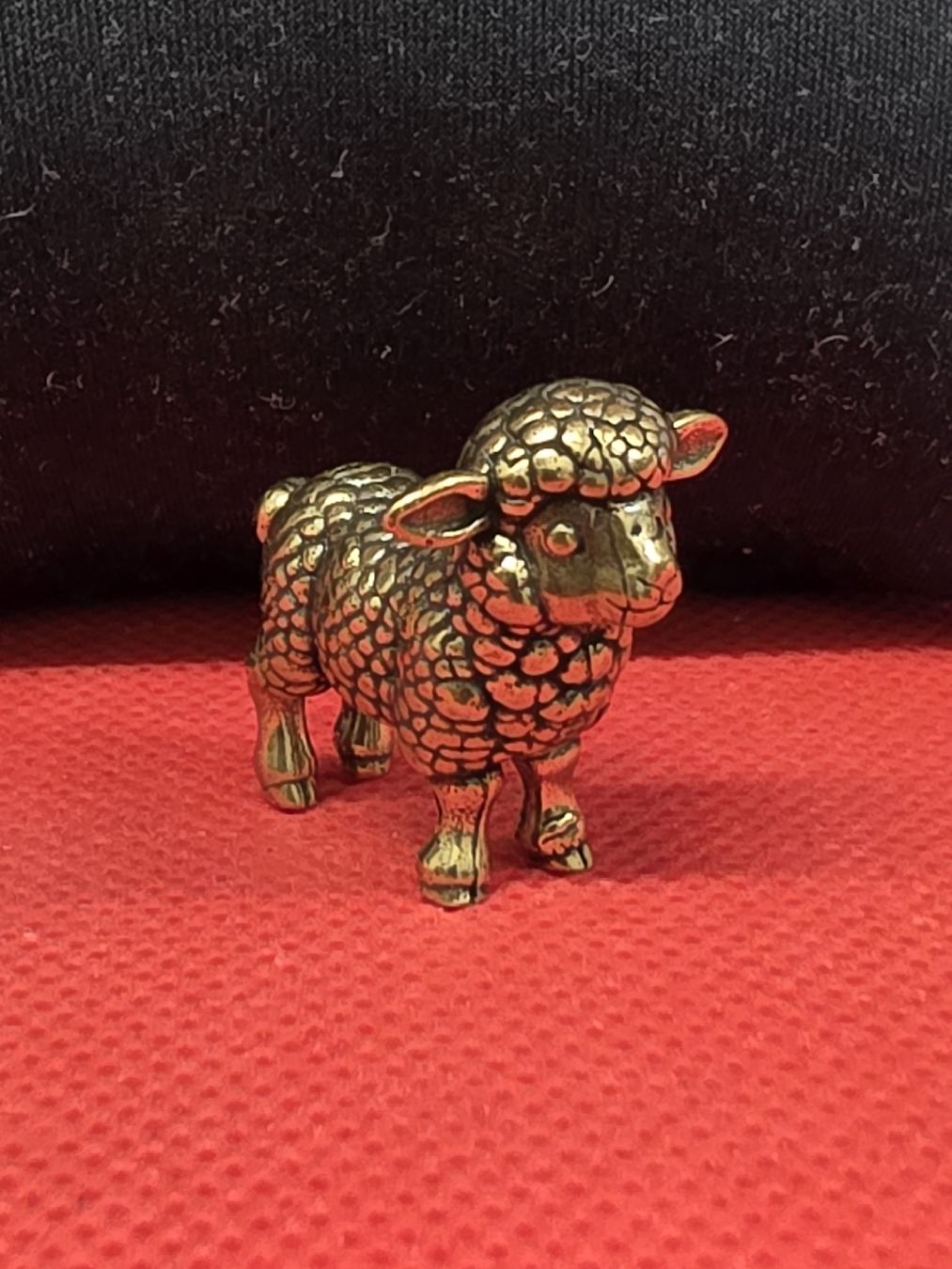 Statuette: Kleine Schaf Figur aus Messing goldfarben dekorativ – Nuovo (secondo la descrizione) da Herisau venduto da Antiques.AR 1