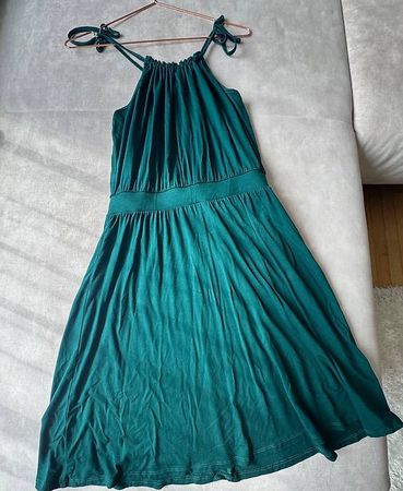 Dunkelgrünes Trägerkleid