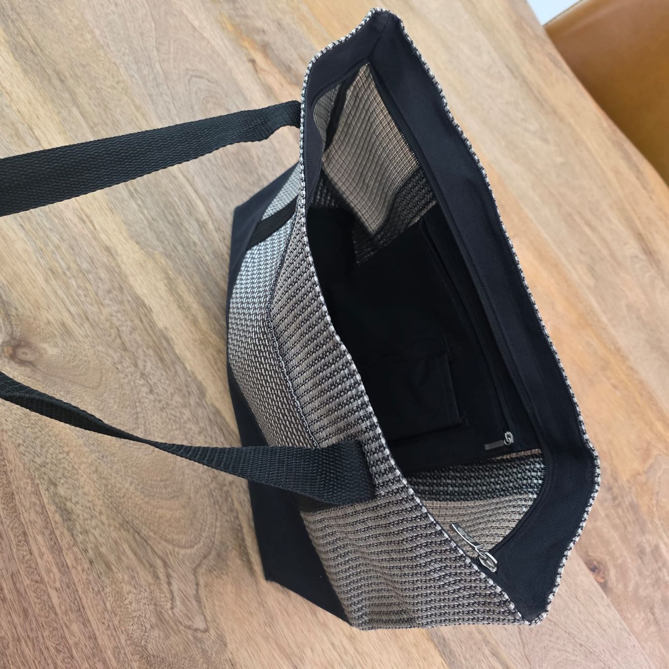 Taschen für Damen: Tasche schwarz/grau gestreift  – Neu (gemäss Beschreibung) aus Rheinsulz von Dred