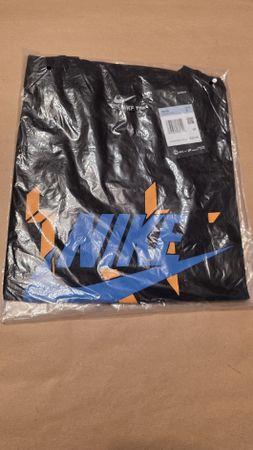 Schwarzes Nike T-Shirt, Grösse S, neu mit Etikett 