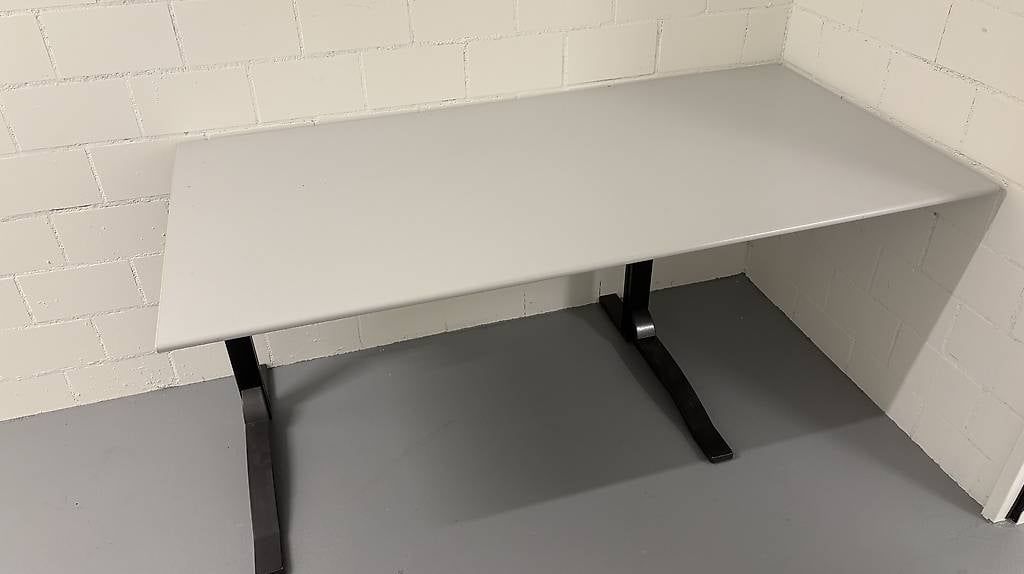 Bureaux: Bürotisch höhenverstellbar – D'occasion à Winterthur par Lucoelen