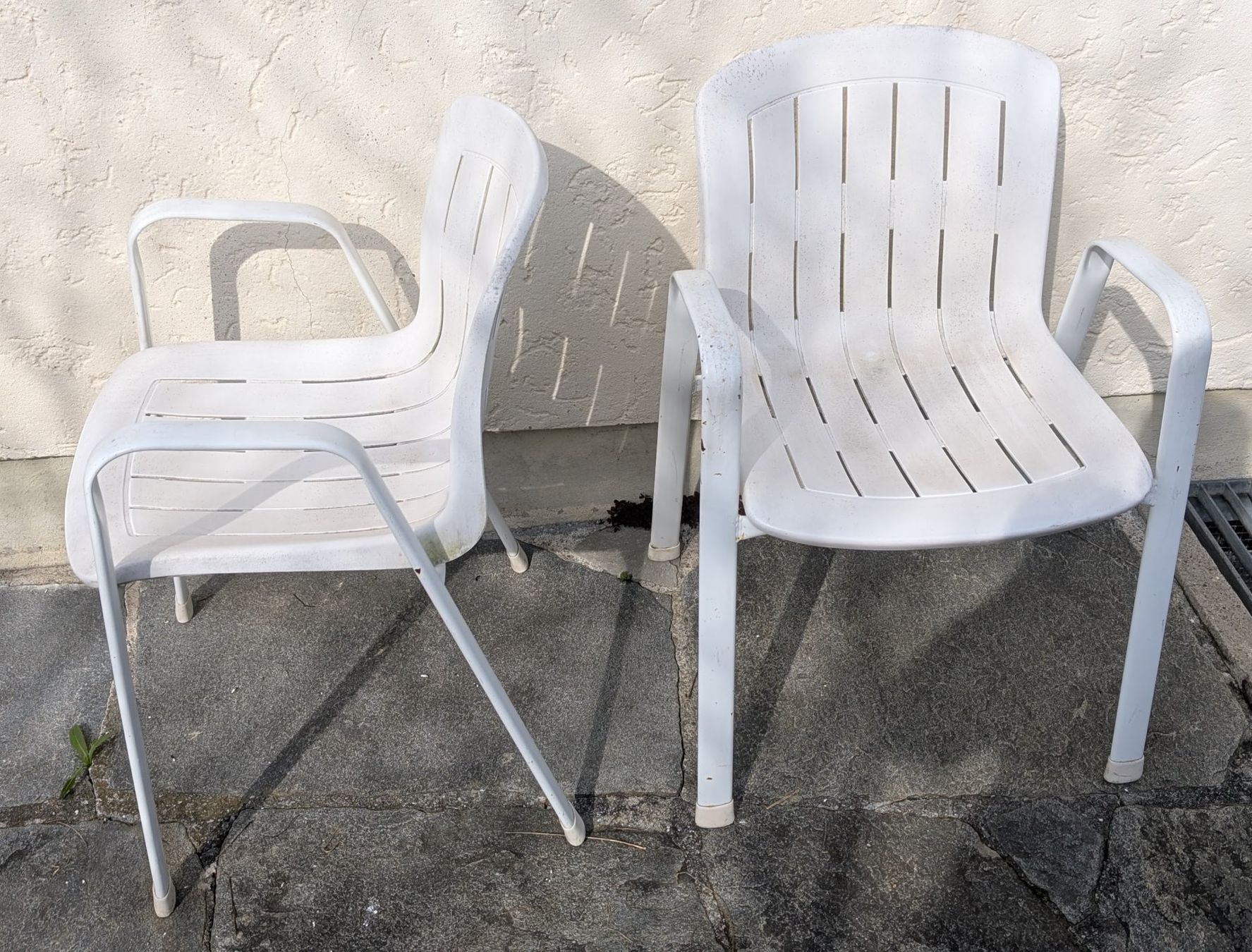 Emu Stühle: 2 Stk. EMU Gartenstühle, weiss, stapelbar – Gebraucht aus Zürich von axolottchen