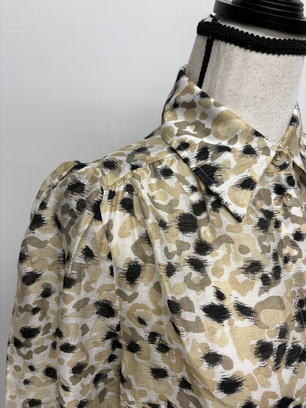 Camicette: Neue Second Female Bluse XS Lyocell gemustert beige – Nuovo e nell'imballaggio originale da Regensdorf venduto da secondchancefashion 2