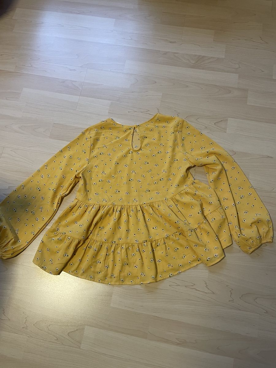 H&M Camicette, T-shirt & Top: Schicke Bluse in Senfgelb mit Blumenmuster – Usato da Wil Sg venduto da mil_r9gx 2