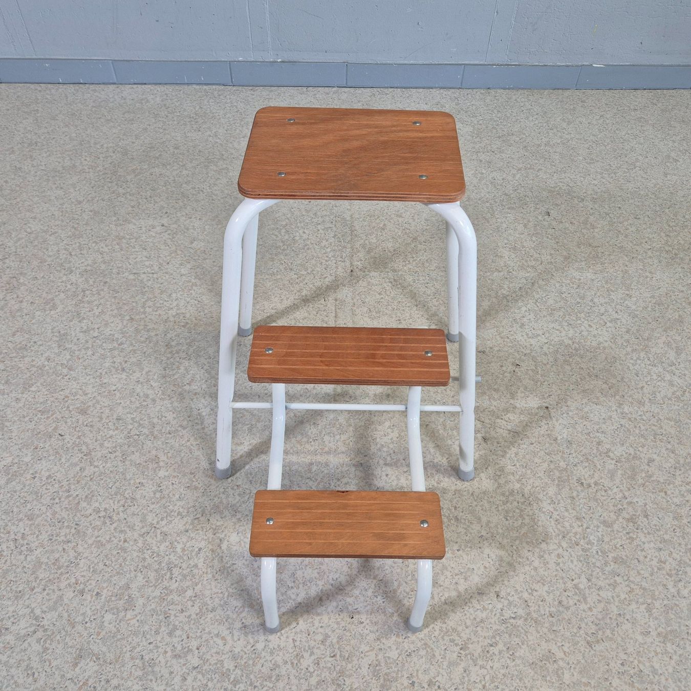 Sgabelli: Step-Stool Tritthocker 3-Tritt Hocker braun weiss – Usato da Nottwil venduto da Wondewa-Shop 3