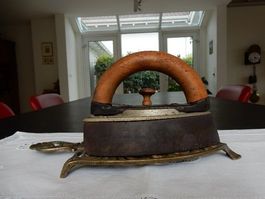 Bügeleisen mit Holzgriff und Untersatz, antik
