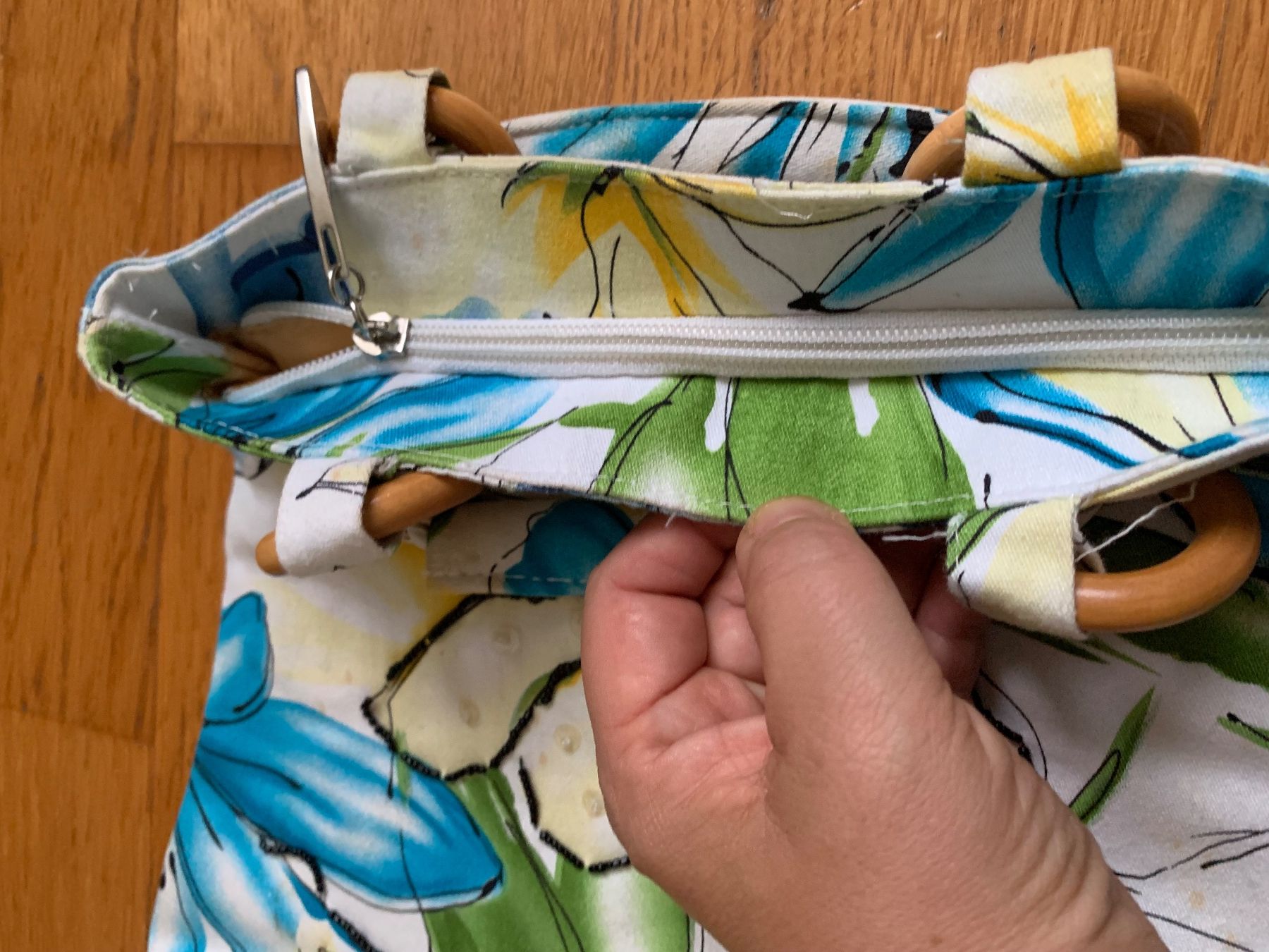 Taschen für Damen: Handtasche Stoff Blumenmuster Holzgriffe – Gebraucht aus Wettswil von cipollina71 4