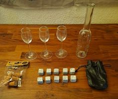 Grappaflasche und -gläser, Flaschenkorken u. Eiswürfelsteine
