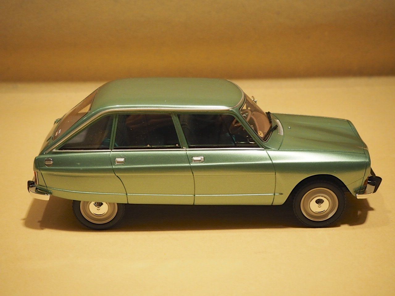 Otto Models Modellini d'auto: Citroen Ami 8 - Ottomobile 1/18 – Nuovo e nell'imballaggio originale da Winterthur venduto da 602ccm 2