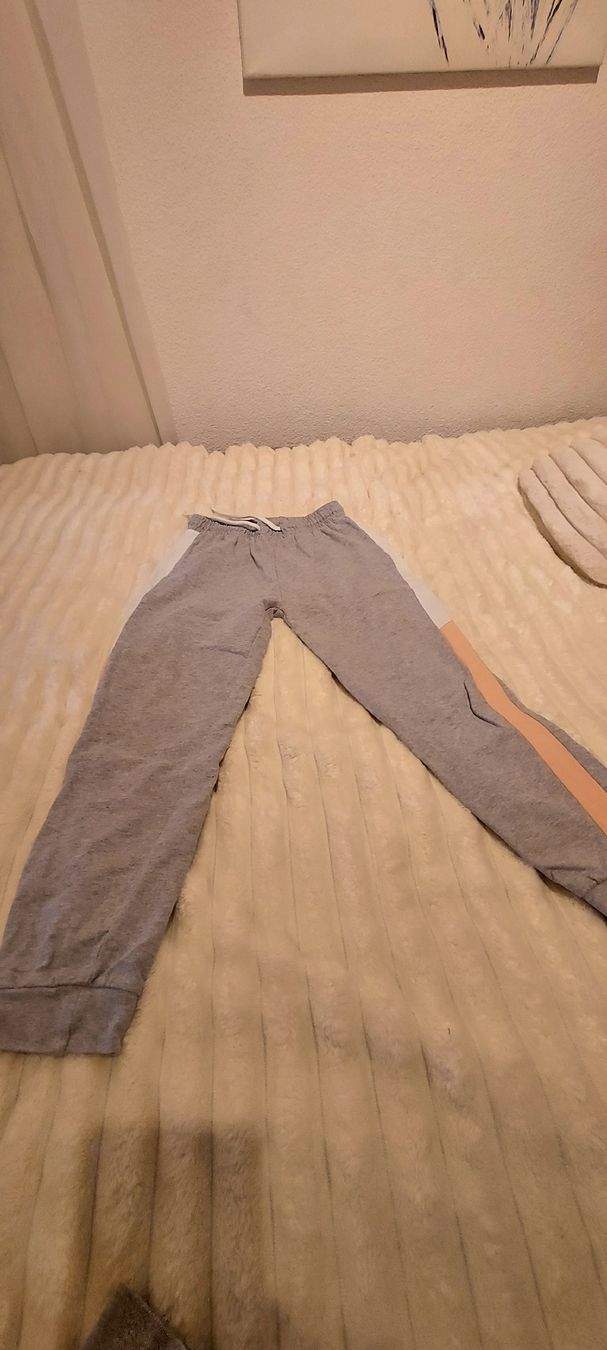 Completi: Stylischer Mädchen Trainer Gr. 134 – Usato da Elsau venduto da Caramelito 2