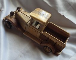 Vintage Handgefehrediges  Pickup. Trucks Holz Ford 1932 
