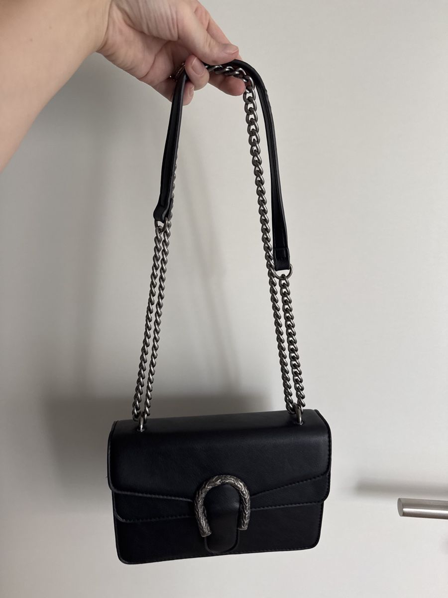 Taschen für Damen: Elegante schwarze Handtasche mit Kette – Gebraucht aus Menziken von Ranma