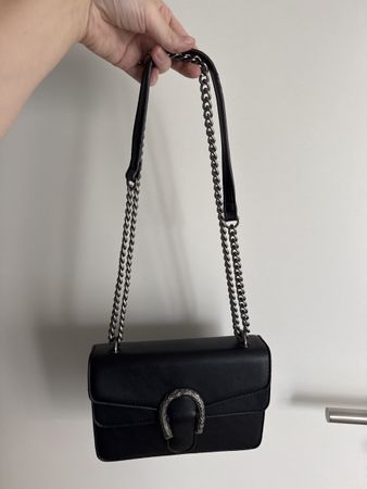 Elegante schwarze Handtasche mit Kette
