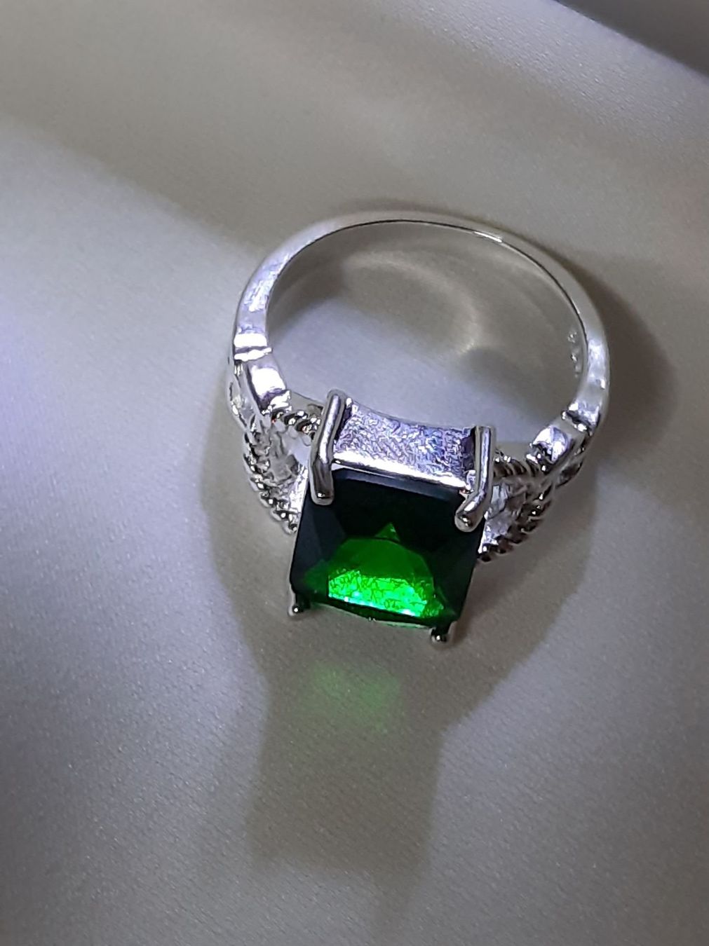 Anelli: Eleganter Ring mit grünem Zirkonia, 925 versilbert Gr. 8 – Nuovo (secondo la descrizione) da Grenchen venduto da maretop