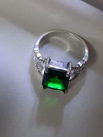 Eleganter Ring mit grünem Zirkonia, 925 versilbert Gr. 8