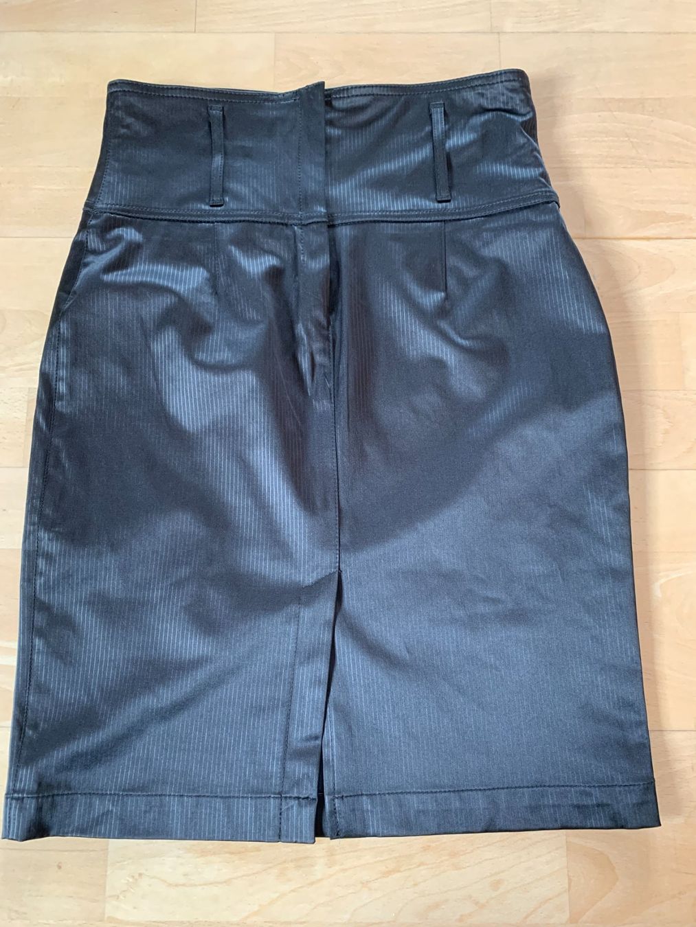 Sisley Röcke: SISLEY Damen Rock, ca. Gr. 38, Schwarz/Glanz – Gebraucht aus Worb von farben20zauber 2