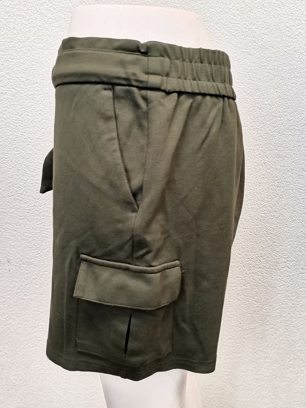 Only Pantaloni: ONLY Poptrash Cargoshort Damen Gr. L Khaki – Usato da Schaffhausen venduto da Restwert_SH 3