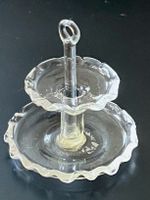 Etagère 2-stöckig f/Puppenstuben. Für Kleingebäck. Handarb.