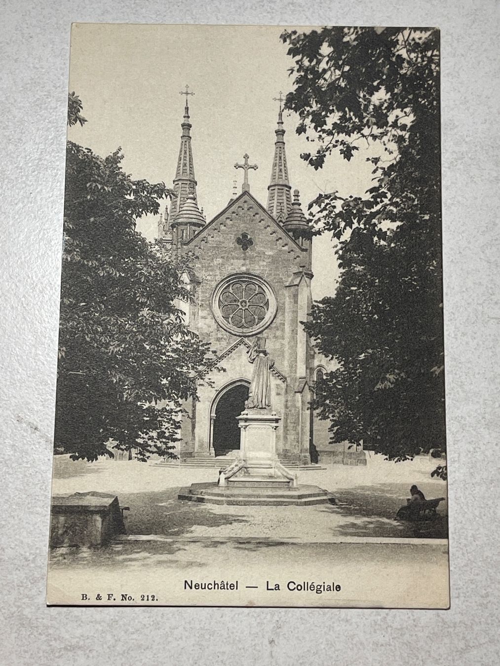 Cartoline postali: Neuchâtel - La Collégiale, – Usato da Strengelbach venduto da Aschatan5