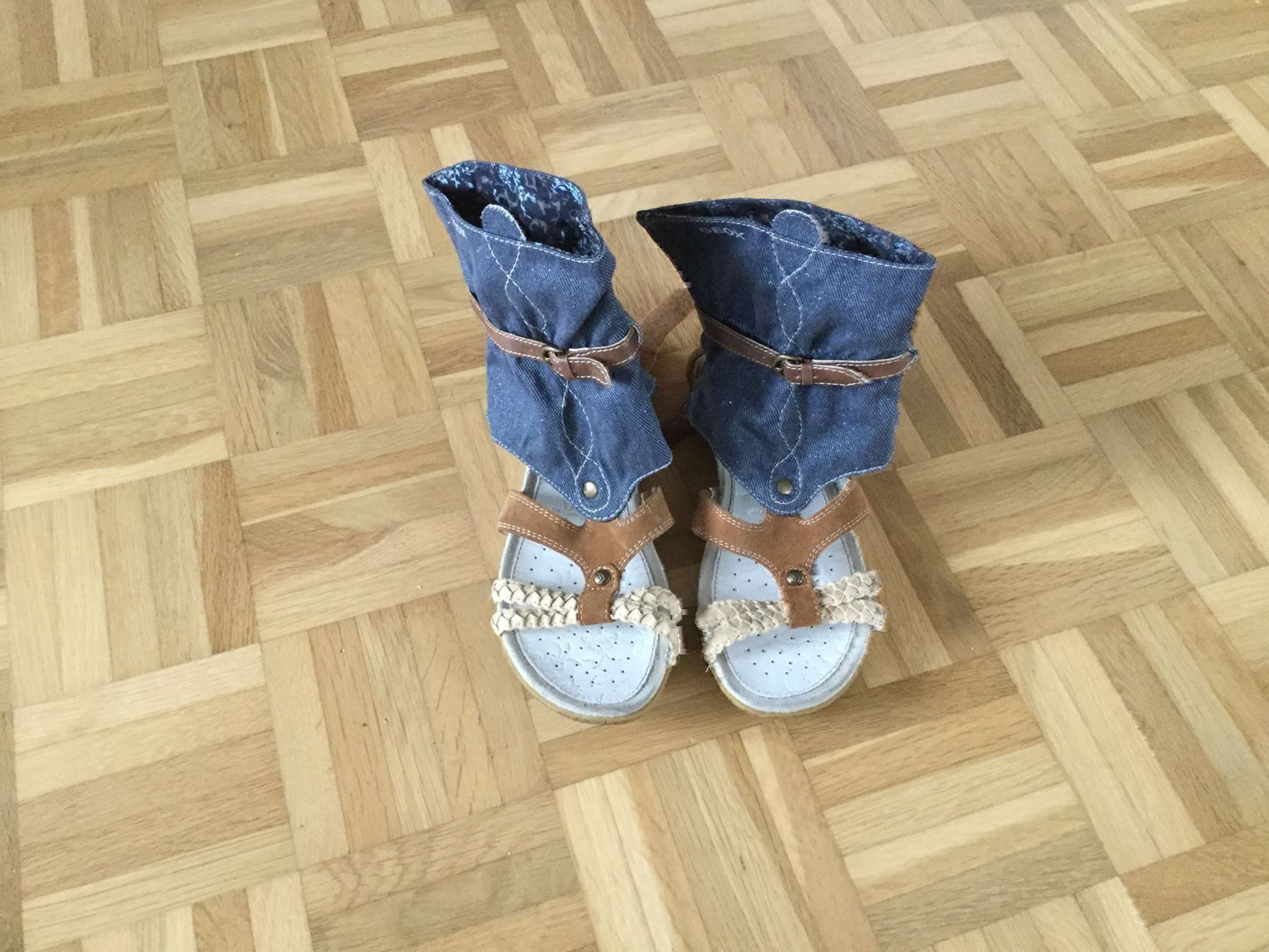 Geox Chaussures filles: Lässige Sandalen mit Jeans-Stoff – D'occasion à Horw par Benny017