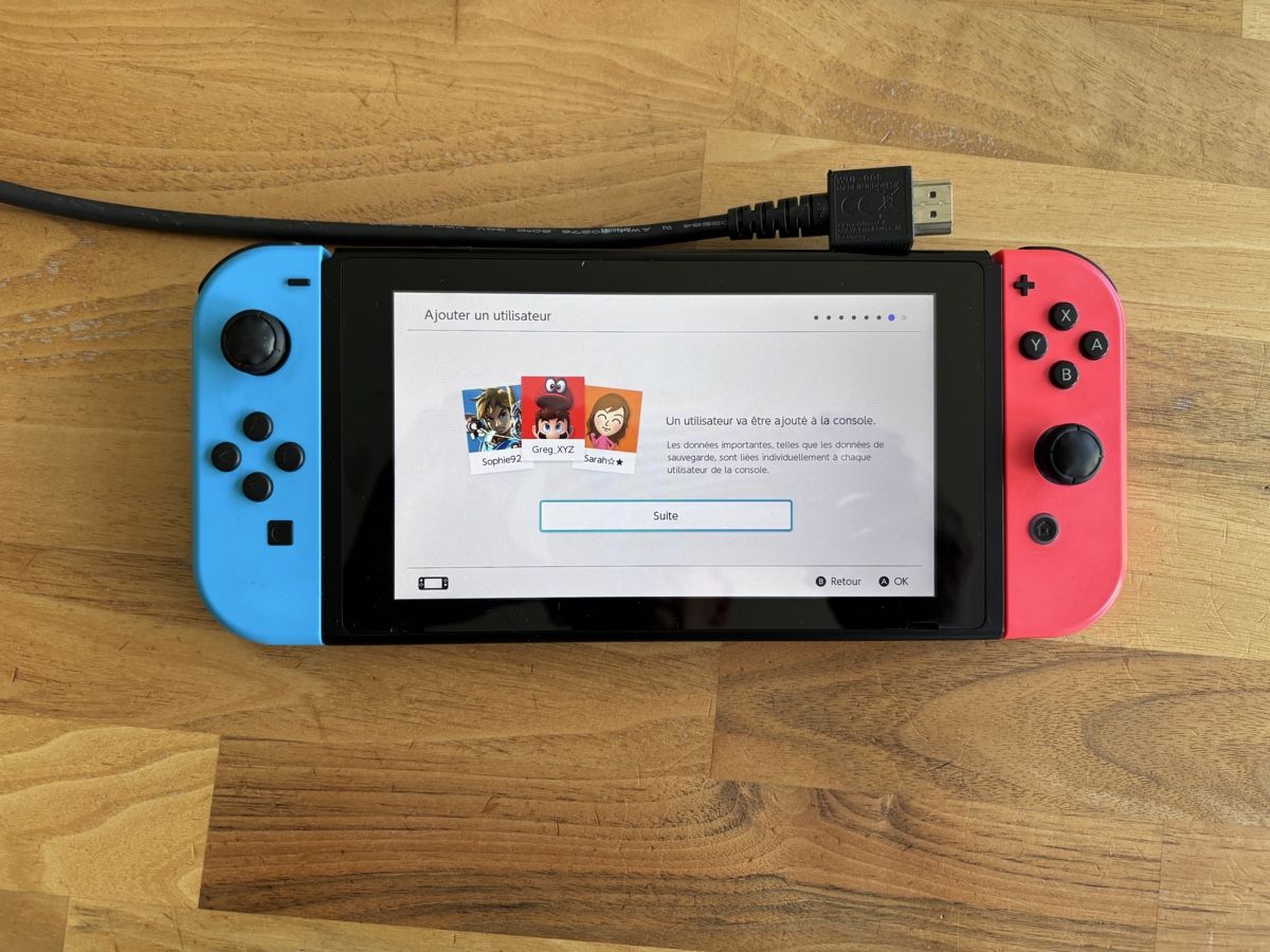 Nintendo Consoles: Switch avec manettes, support et manette Zelda – D'occasion à Courgenay par Mthunderball 6