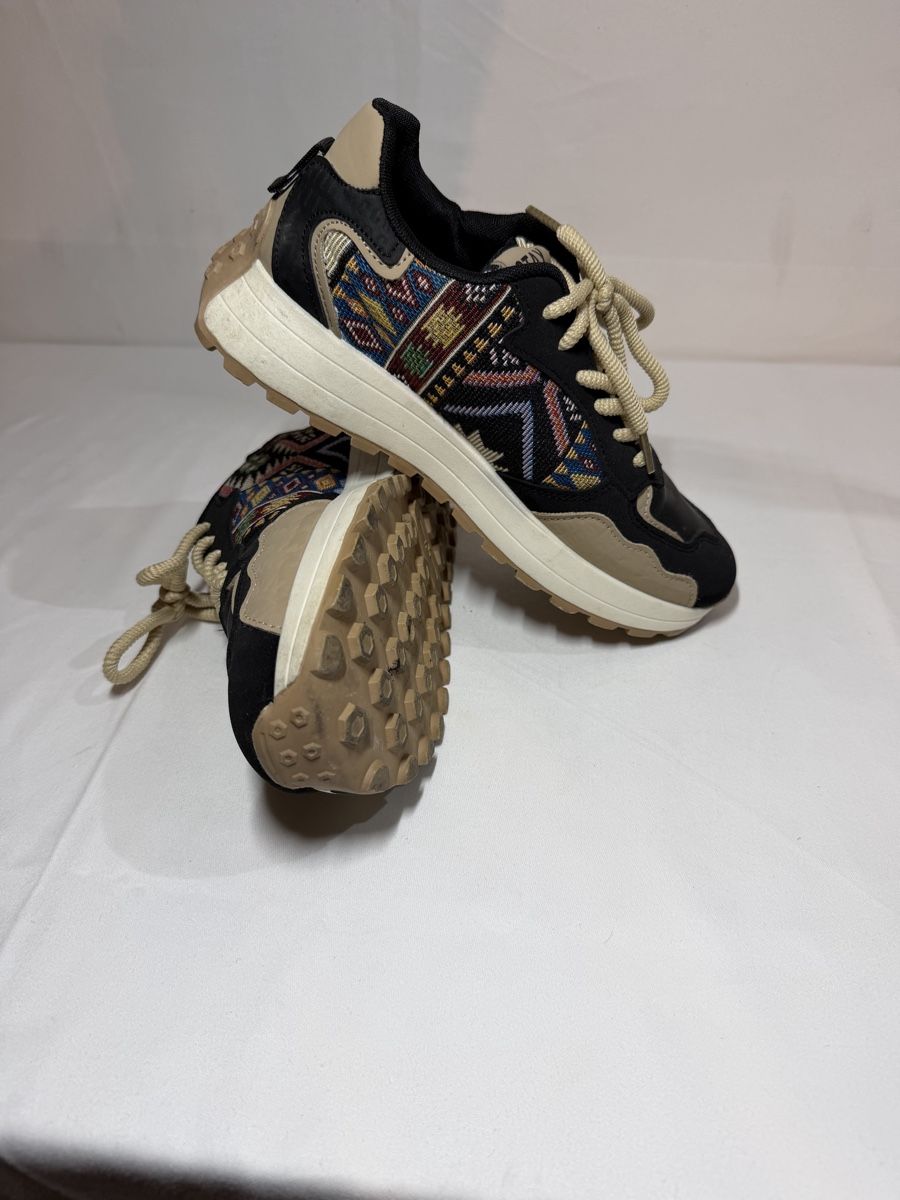 Scarpe da uomo: Sneaker schwarz mehrfarbig Muster  – Usato da Oberwil BL venduto da Hariva 1