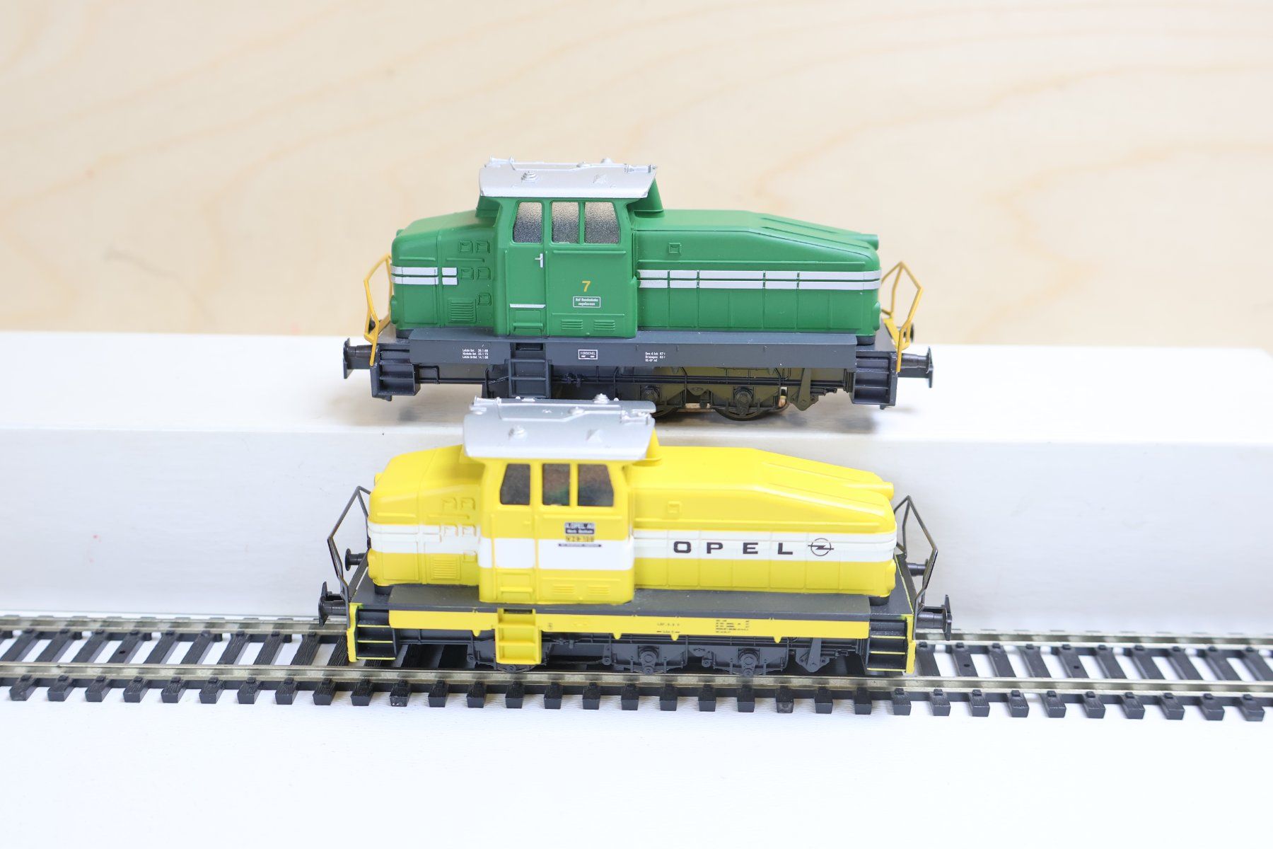 Märklin Modelleisenbahnen: Märklin 2 x Rangierlok Modern - AC Digital H0 – Gebraucht aus Winterthur von Monstera 1