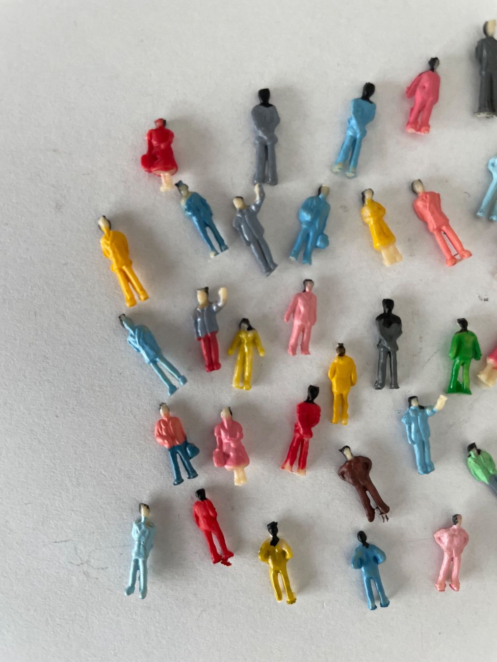 Modelleisenbahnen: Versuch. Figuren Spur N 50 Sitzend 50 Stehend – Gebraucht aus Rorschach von Karotten 4