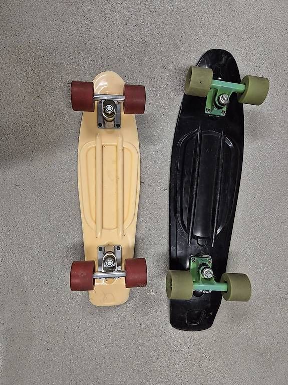 Skateboards: Zwei Rollbretter – Usato da Volken venduto da Mineralwasser13 1