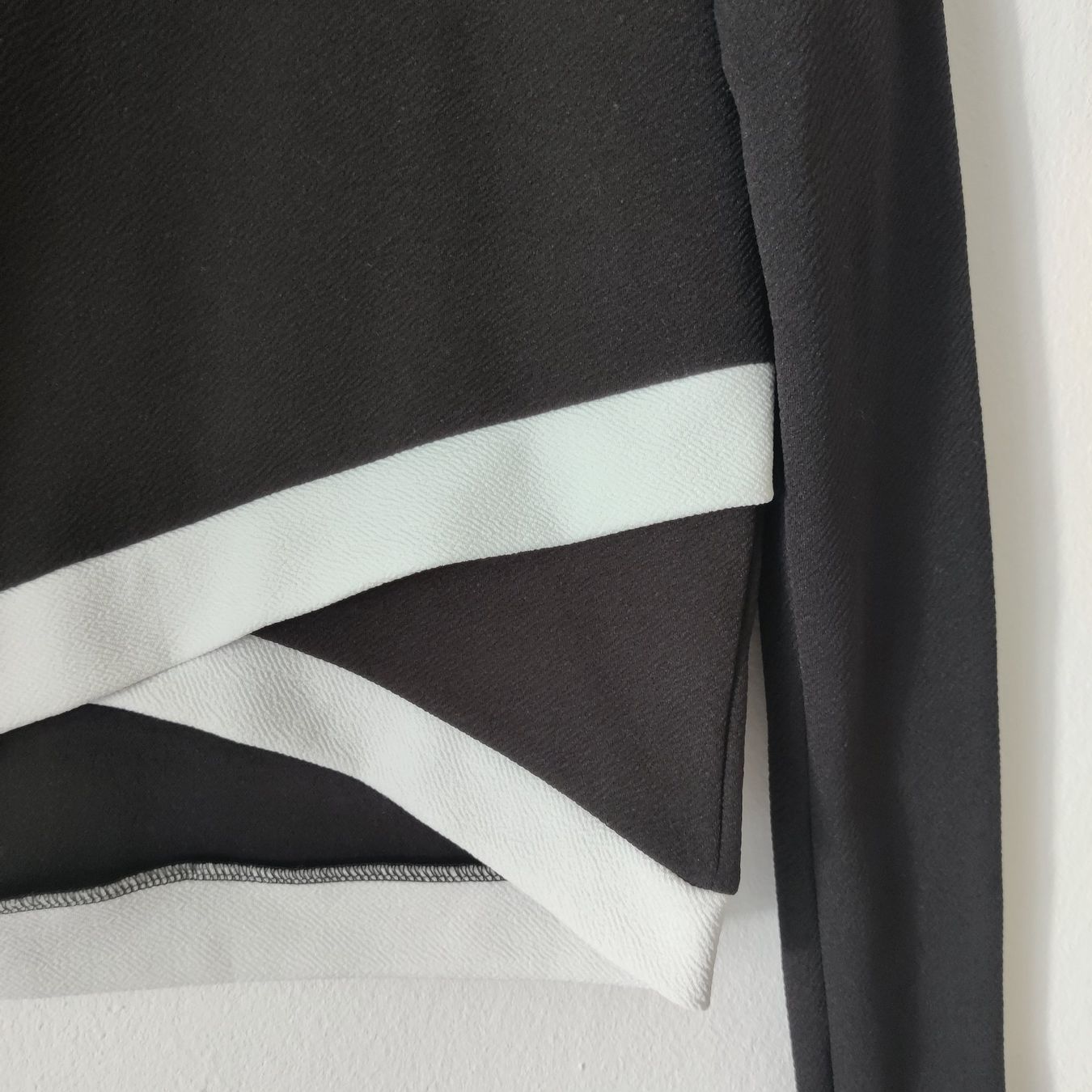 Pullover & Sweatshirts: DAISY ONLY Kurz- Pulli Bluse Shirt geometrisch schwarz Gr.S – Gebraucht aus Winterthur von Lotusherz 1
