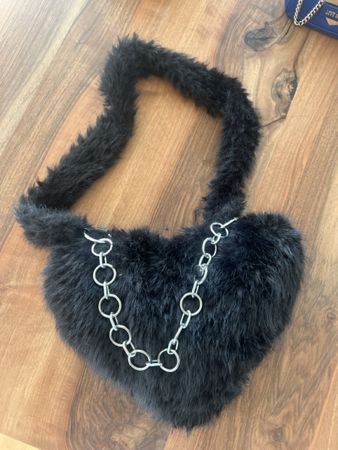 Herzförmige Handtasche aus Kunstfell mit Kette, Schwarz