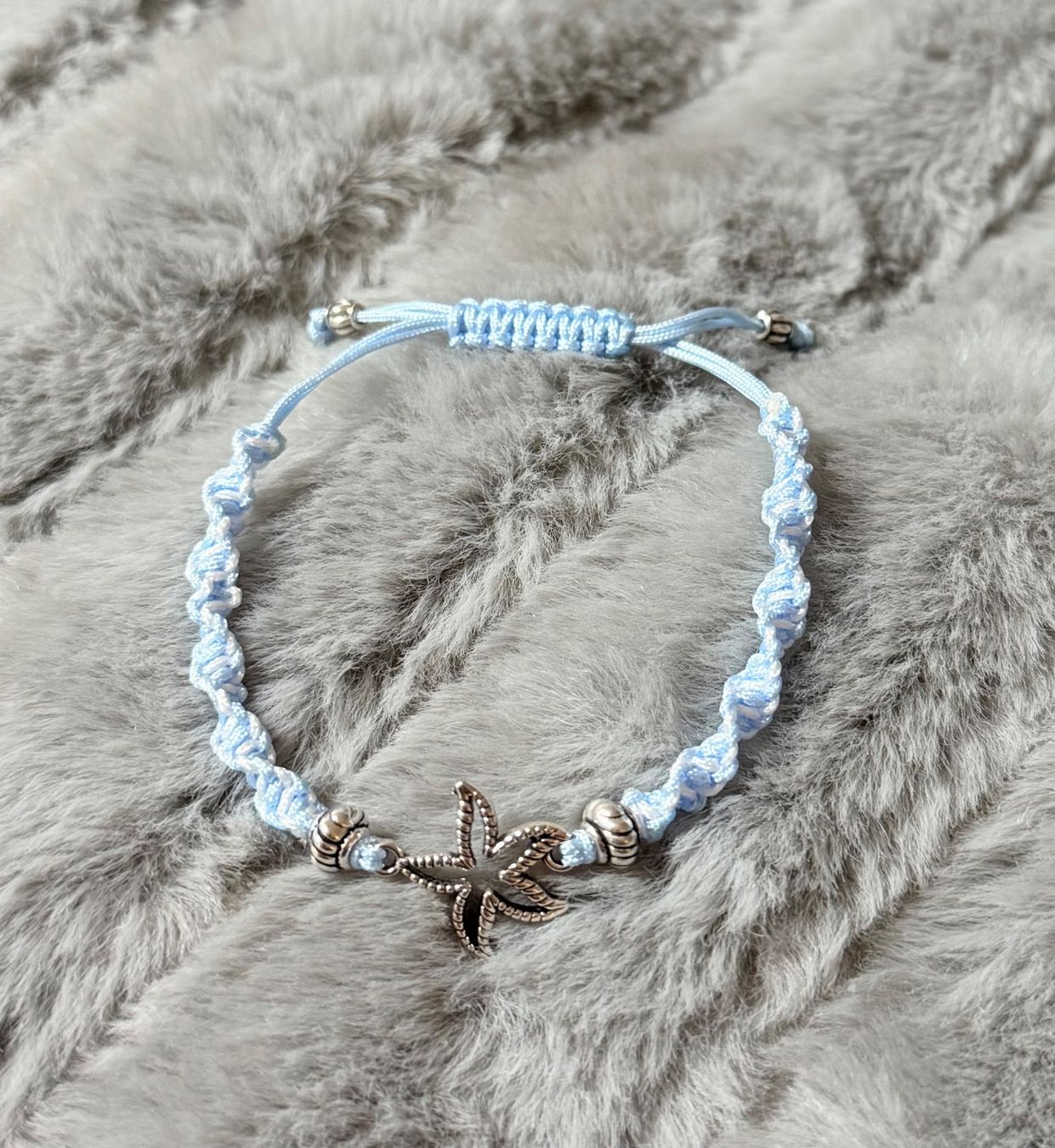 Armbänder & -reifen: Handgemachtes Armband mit Seestern-Anhänger Hellblau – Neu und originalverpackt aus Embrach von thi_jb9q