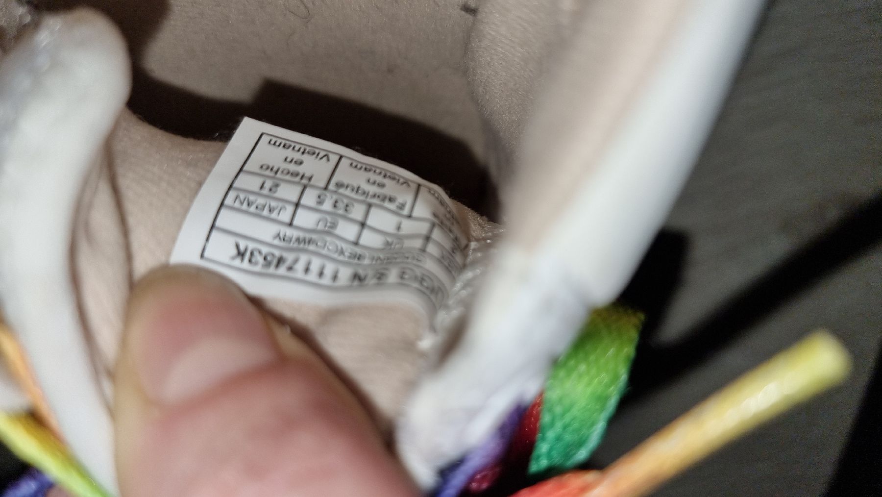 Ugg Schuhe für Mädchen: UGG Turnschuhe weiss Regenbogen Gr. 33.5 – Gebraucht aus Wigoltingen von Zuckerfee84 4