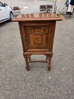 Antiker Holzschrank, restaurierungsbedürftig, Vintage.