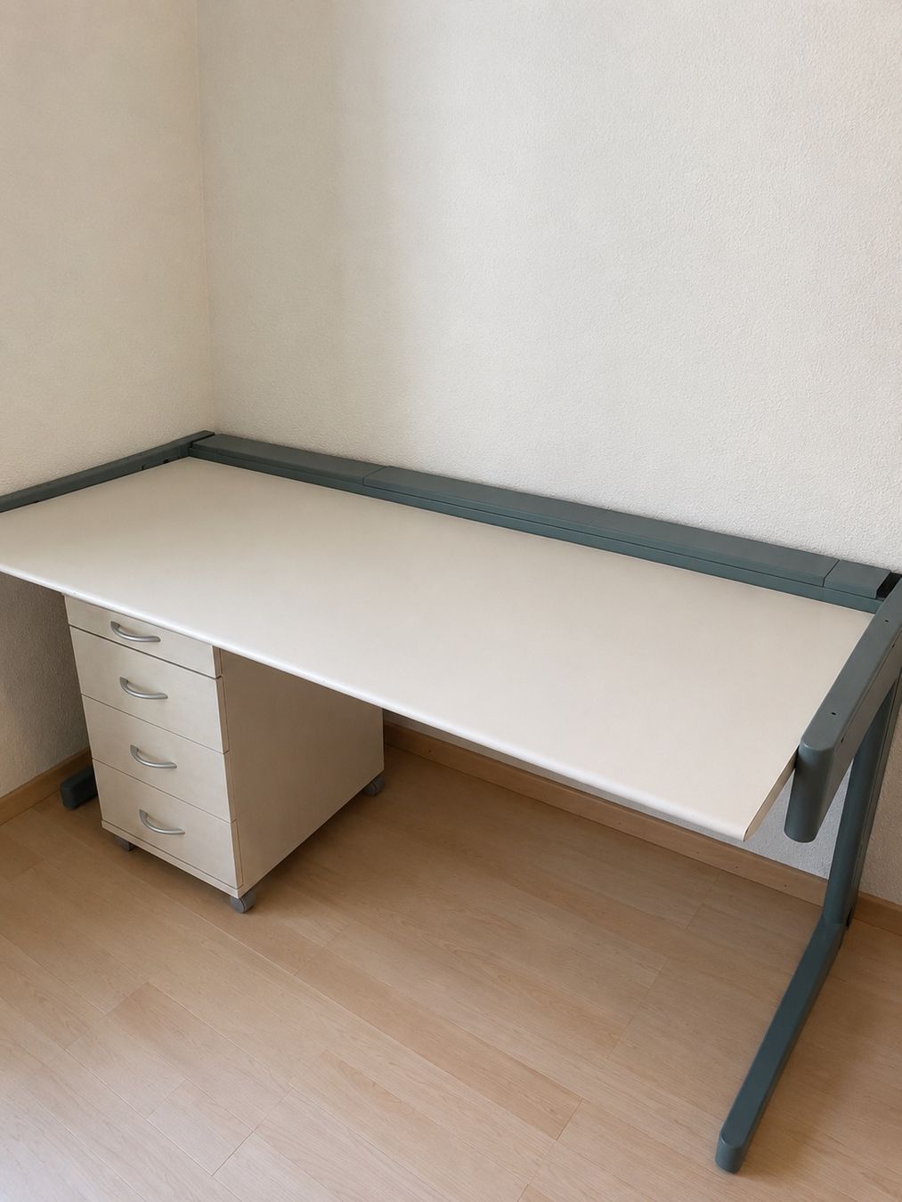 Scrivanie: Schreibtisch Metallgestell inkl. Korpus ... – Usato da Lostorf venduto da Tiro0104