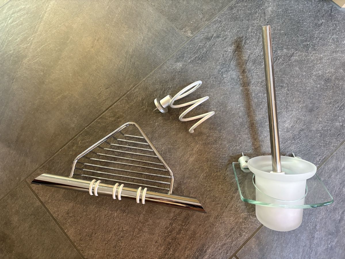 Wandhalterungen: Badezimmer Accessoires (3) – Gebraucht aus Zürich von welle-skitt