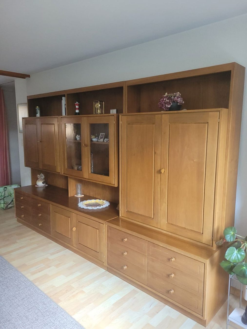 Articoli in legno: Wohnwand Schweizer Nussbaum – Usato da Känerkinden venduto da Mirj84