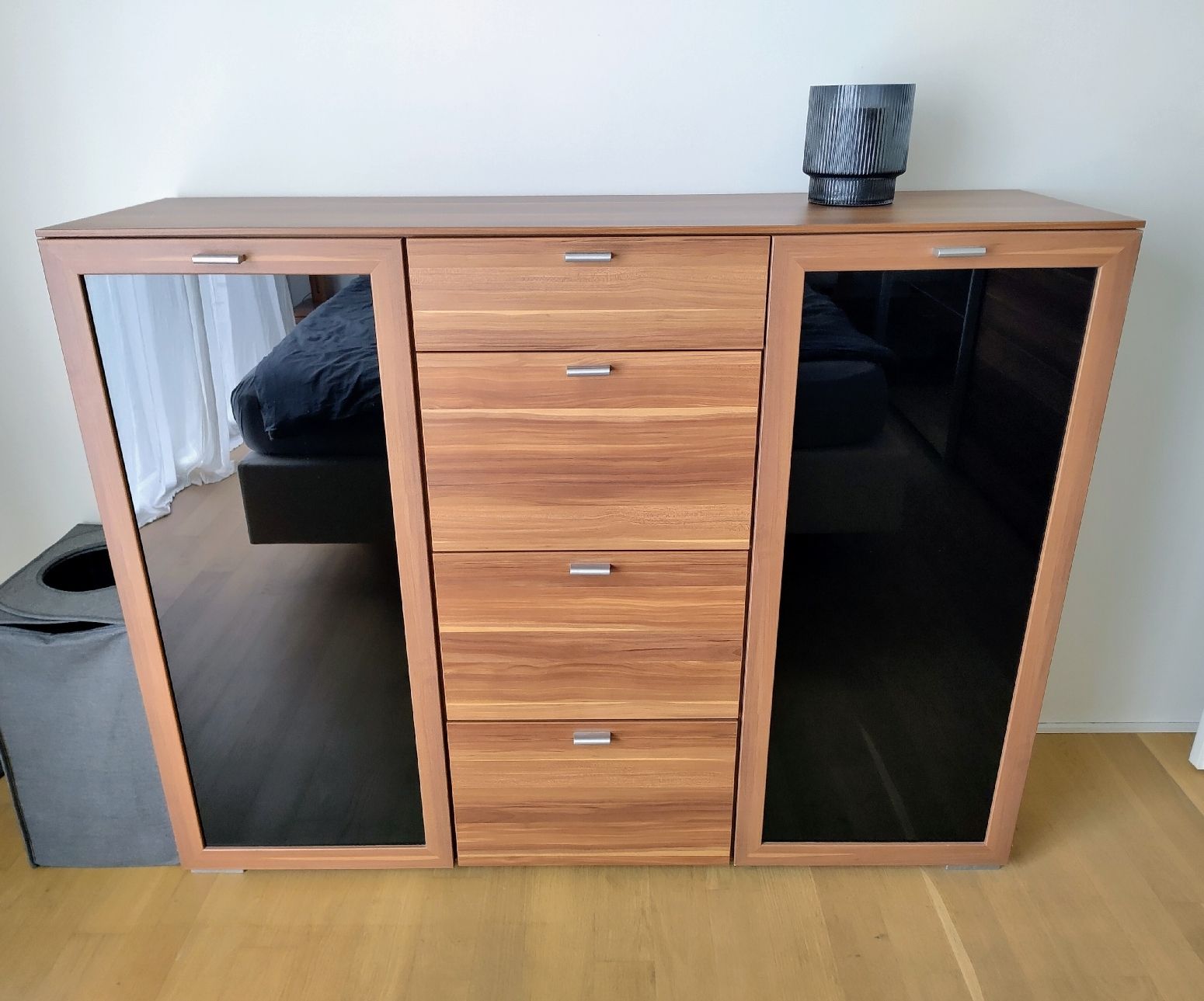 Cassettiere: Kommode / Sideboard 150 cm in Nussbaum-Optik mit Glastüren – Usato da Thun venduto da The_Sixx
