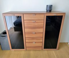 Kommode / Sideboard 150 cm in Nussbaum-Optik mit Glastüren
