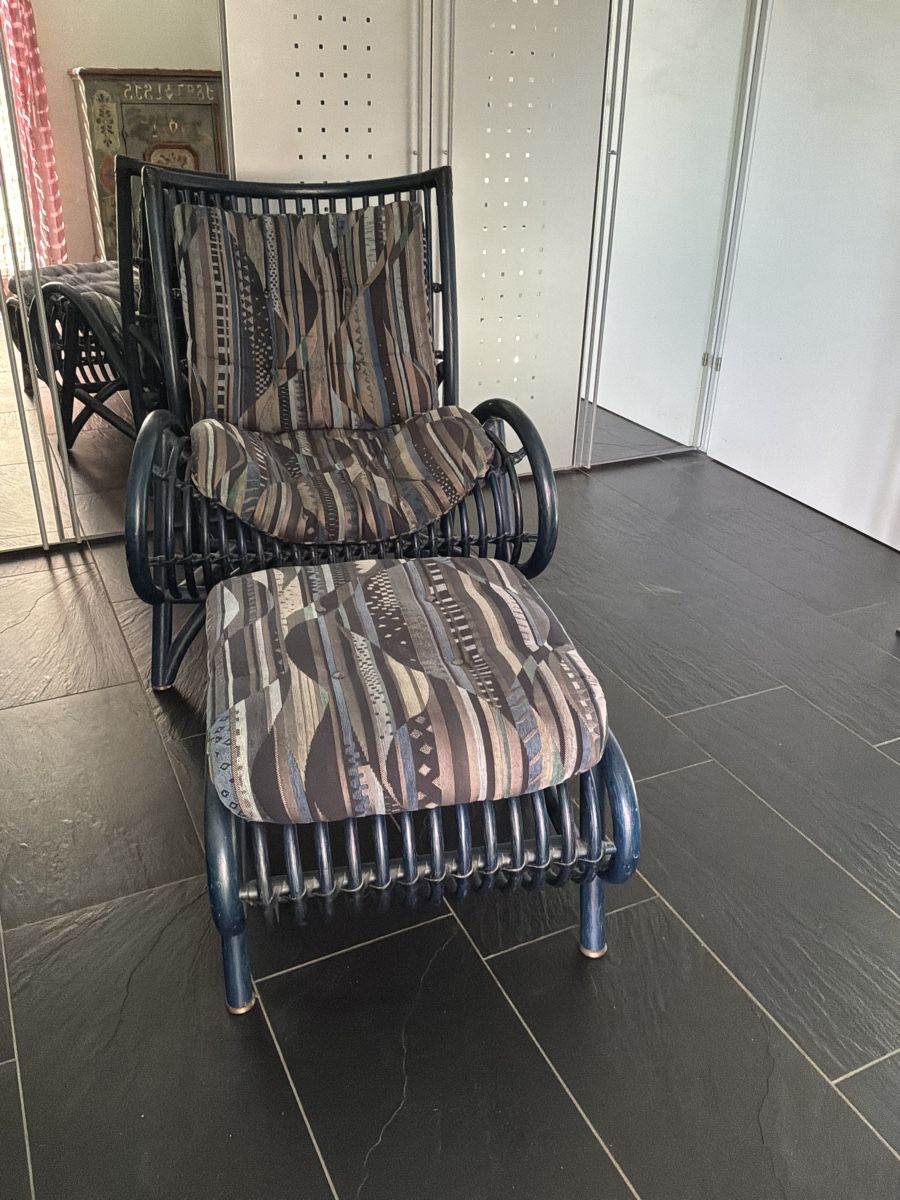 Poltrone: Set Sessel und Hocker aus blauem Rattan – Usato da Bremgarten AG venduto da Belana0