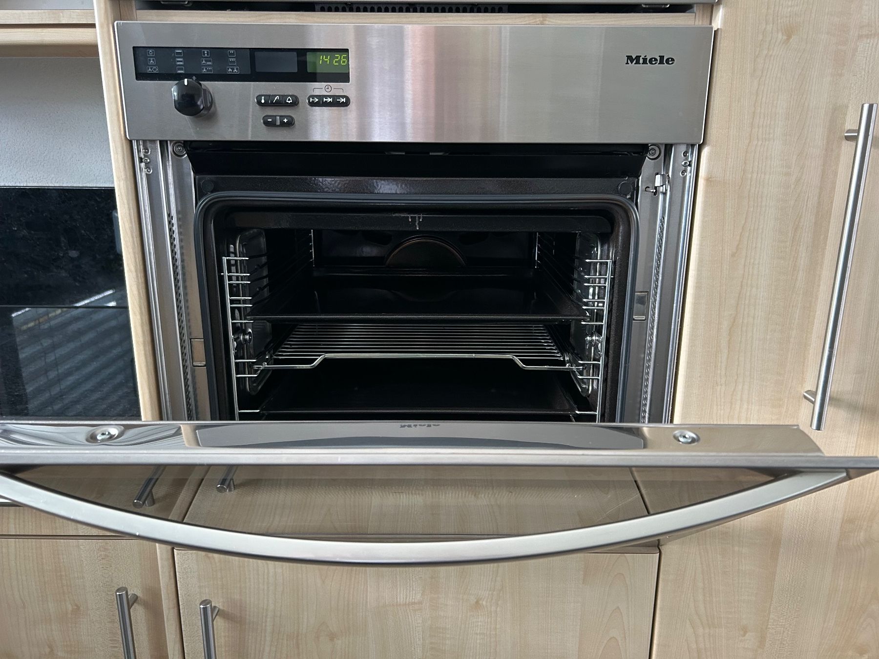 Cuisines complètes: Küche mit Granit & Miele Geräten – D'occasion à Walchwil par off_8gb2 4