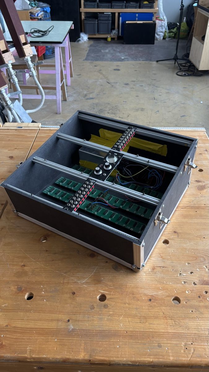 Instruments de musique: Eurorack Case mit Stromversorgung 9U, 84HP – D'occasion à Bern par simonlanz1 1
