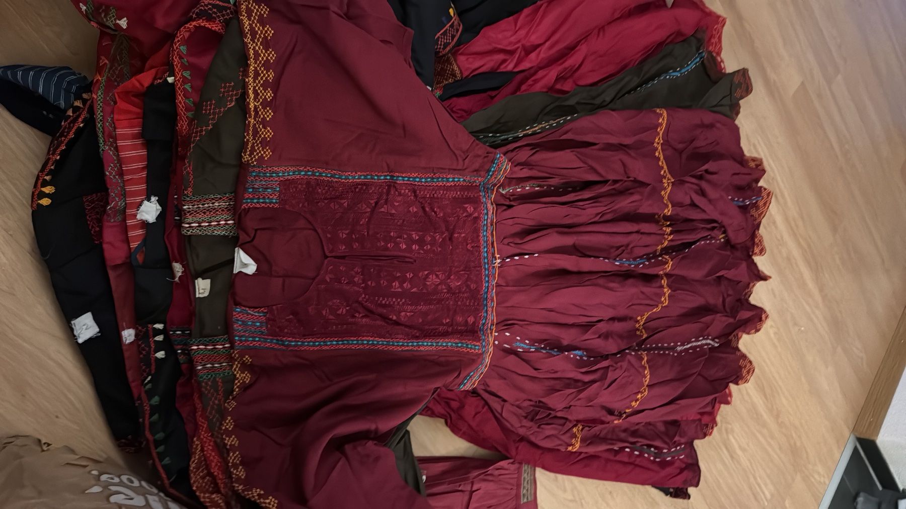 Robes: Kleid – Neuf (Voir description) à Olten par Saayis 5
